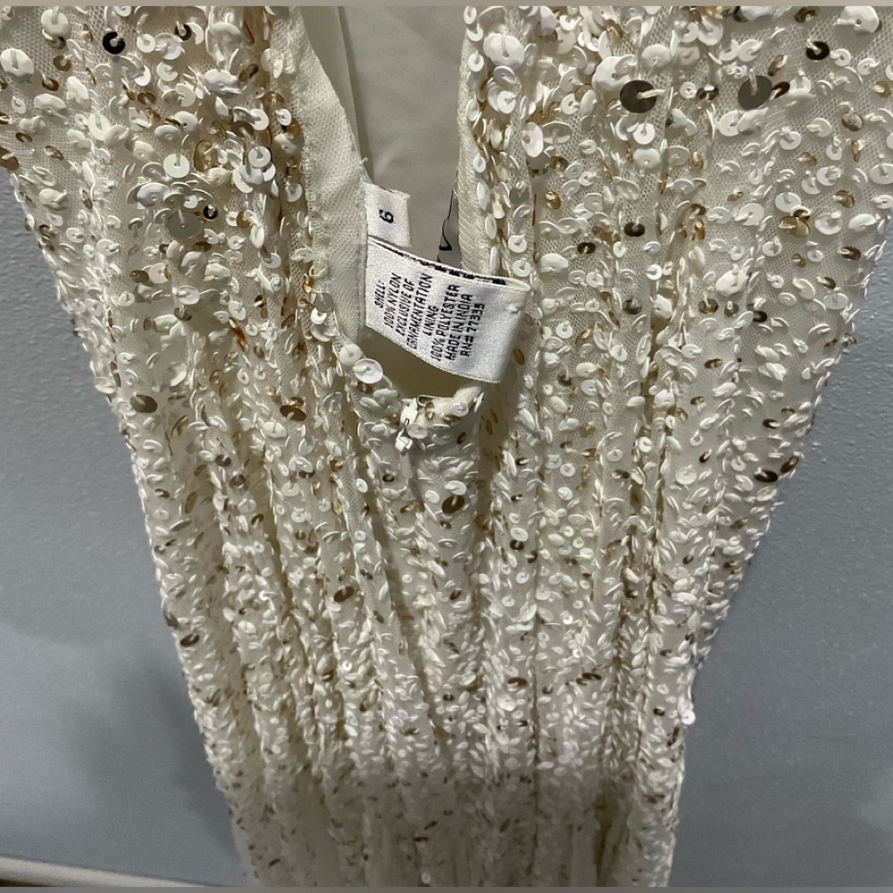 Beautiful wedding/prom dress.